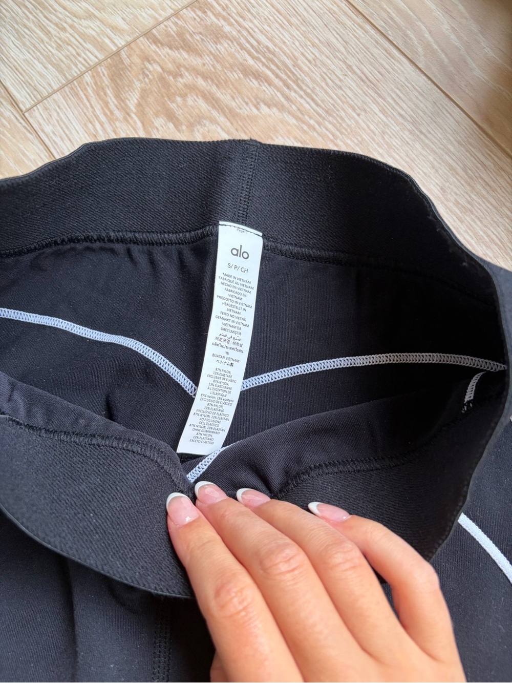 Alo Leggings - Picture 3 of 4
